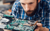 What Are the Average Wages of a Computer Repair Technician?